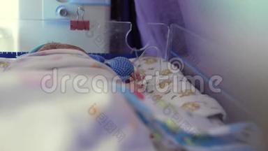 新生儿位于早产儿的特殊孵化器中，是儿童的密集护理单元。 4k. 4k视频
